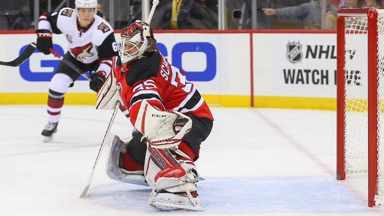 Cory Schneider denies Martin Hanzal with huge kick save (Video)