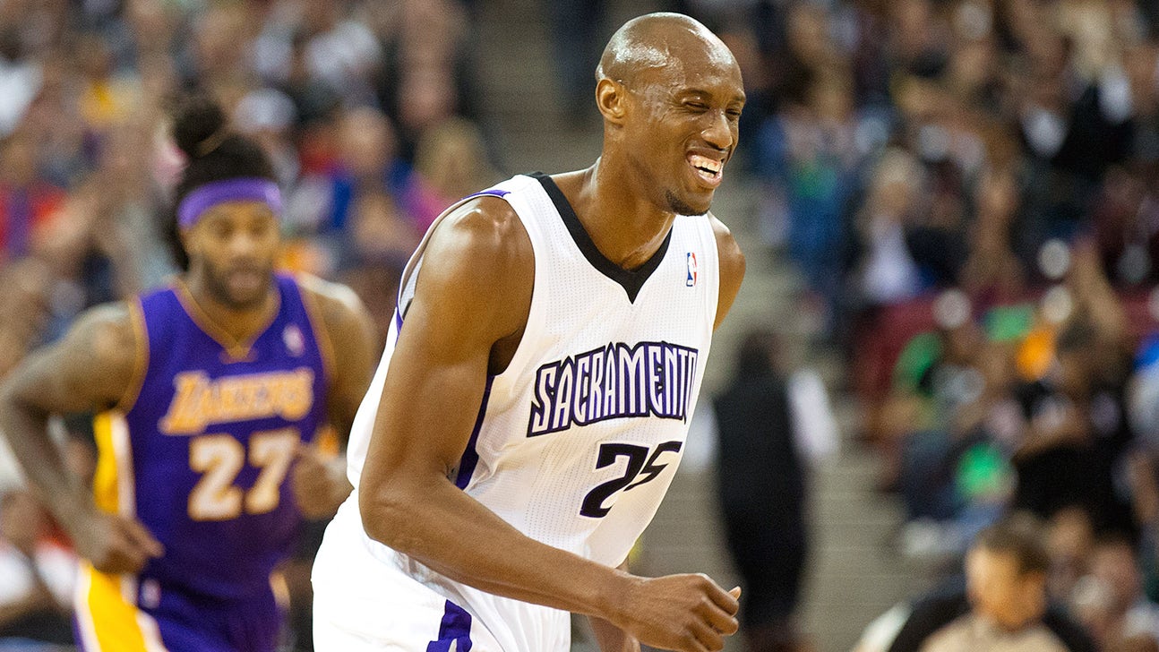 Knicks acquire Outlaw, Acy from Kings in four-player trade