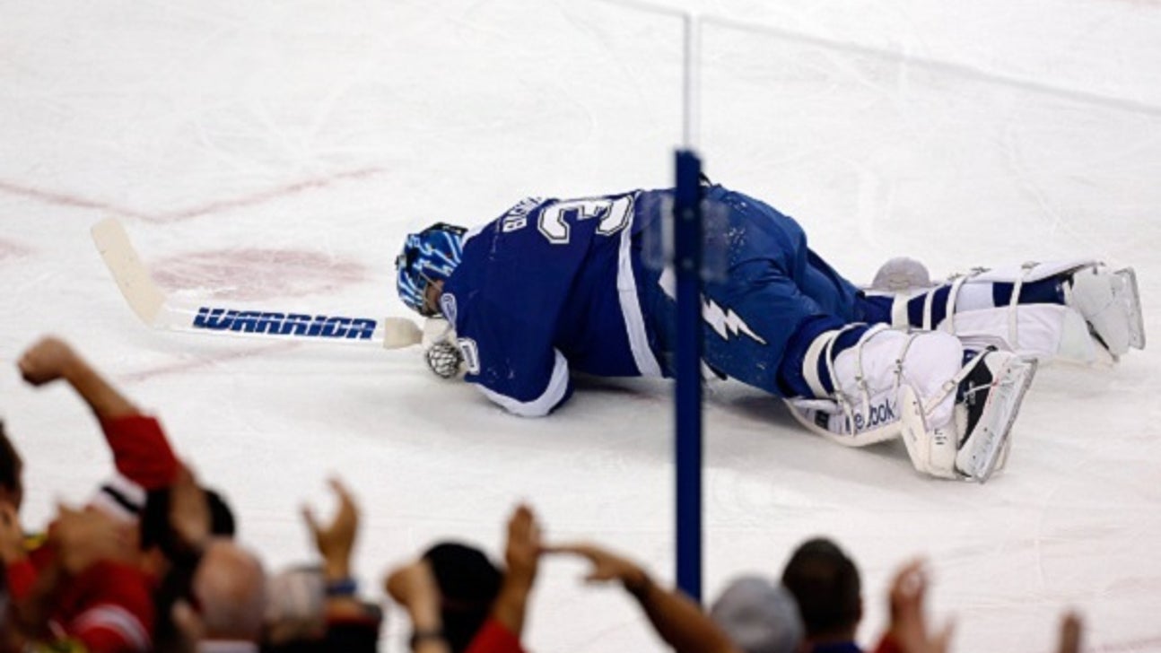 Ben Bishop blunder leads to easy Blackhawks goal