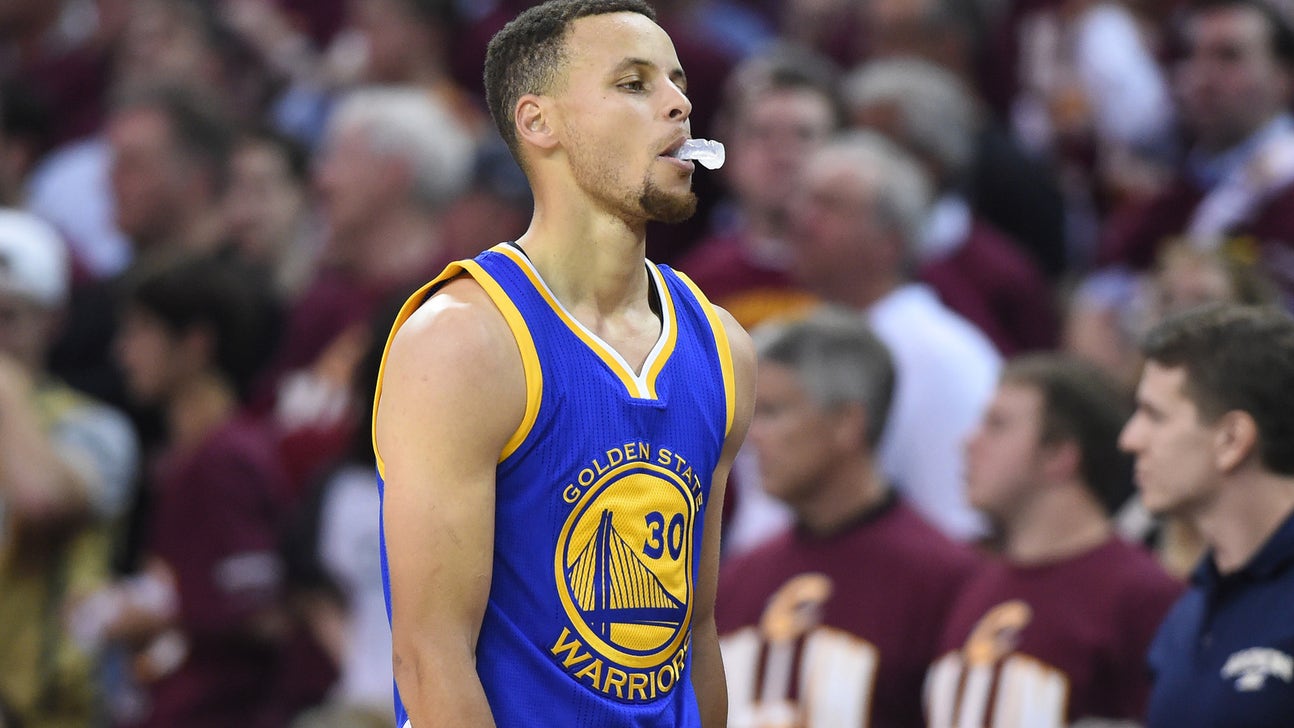 Report: Steph Curry has issues with both shoulders and knees, might need surgery