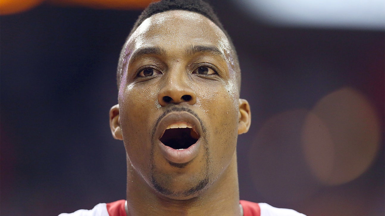 Dwight Howard attends Astros game in huge foam hat and Rockets tank top