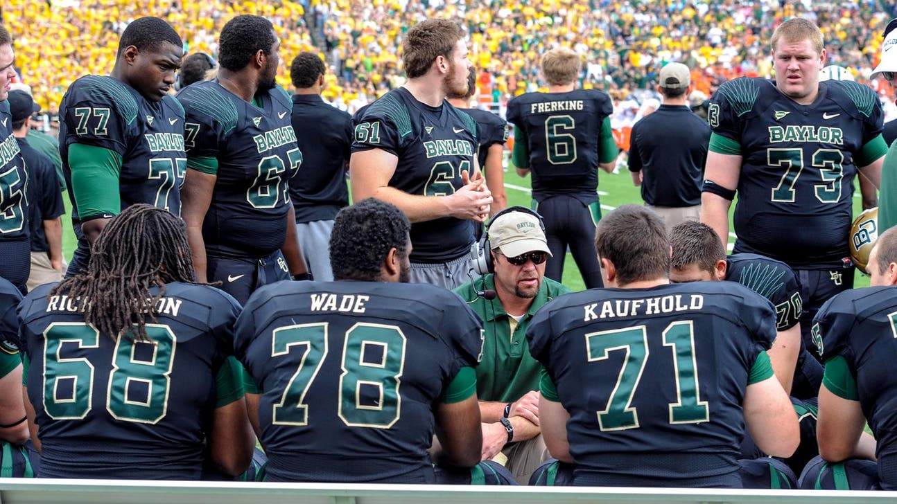 Baylor's long snapper launches craziest snap you'll ever see