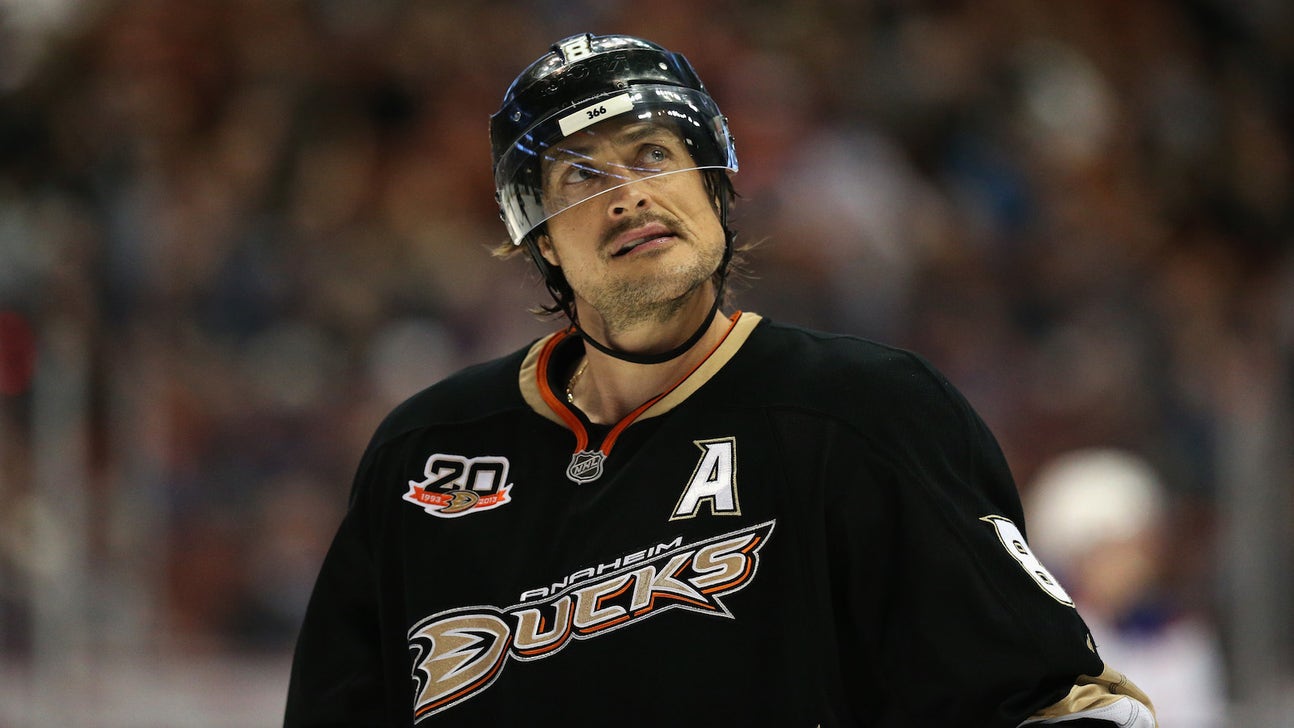 Teemu Selanne uses golf course for slap shot target practice