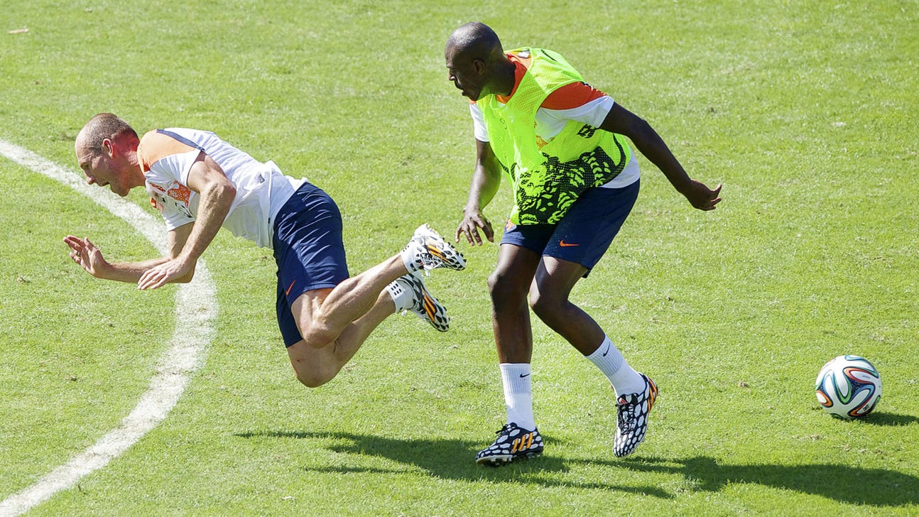 Robben clashes with Martins Indi during Netherlands training session