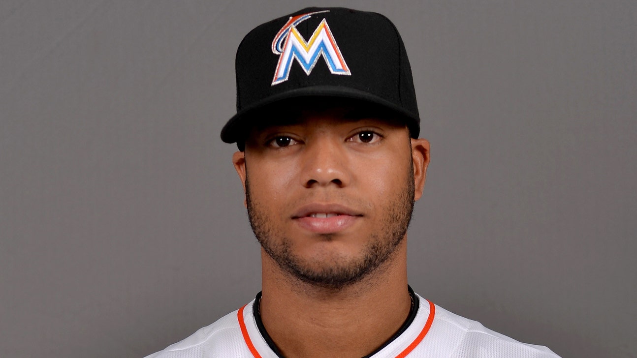 Marlins call up right-hander Kendry Flores