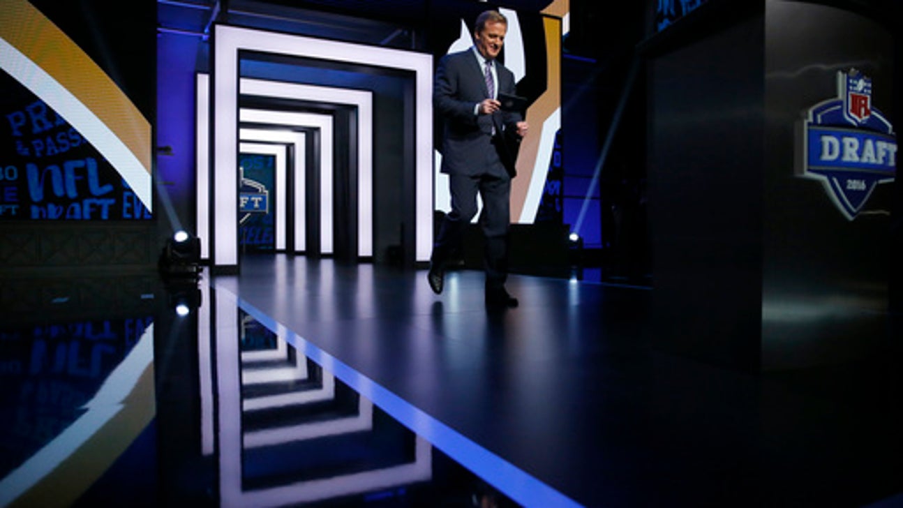 Texans trade up to get WR Will Fuller with 21st pick