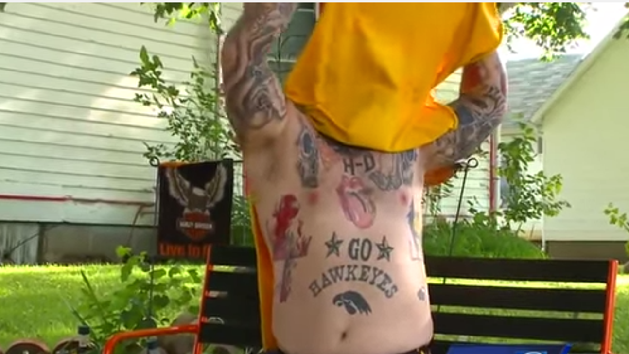 Iowa Hawkeyes fan loves to show off his tattoo-covered belly