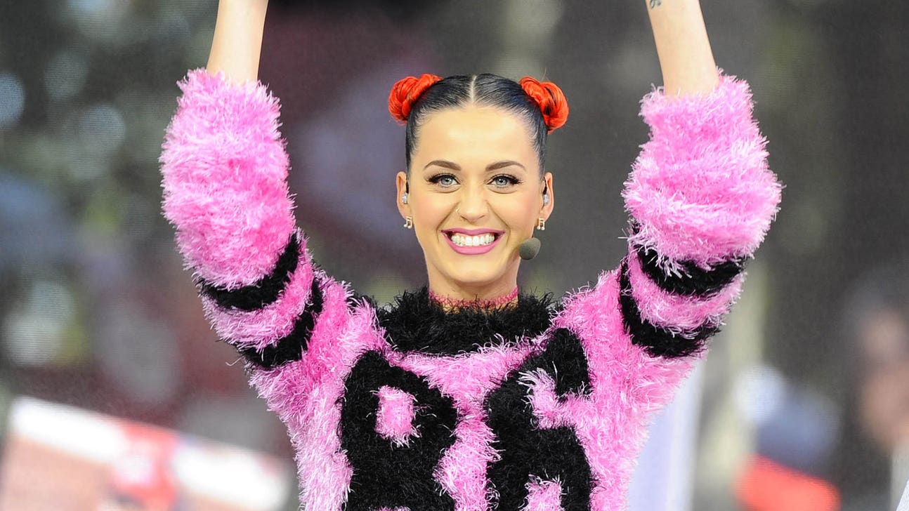 Katy Perry hits on Oklahoma QB, throws corn dogs on set of 'GameDay'
