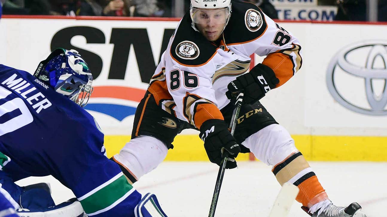 Kase, Gibson lead Ducks over Canucks