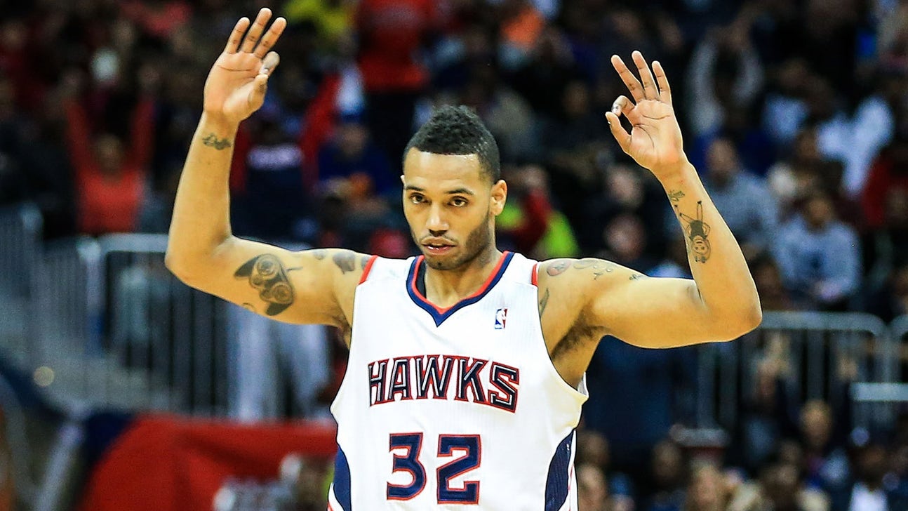 Hawks re-sign versatile forward Mike Scott