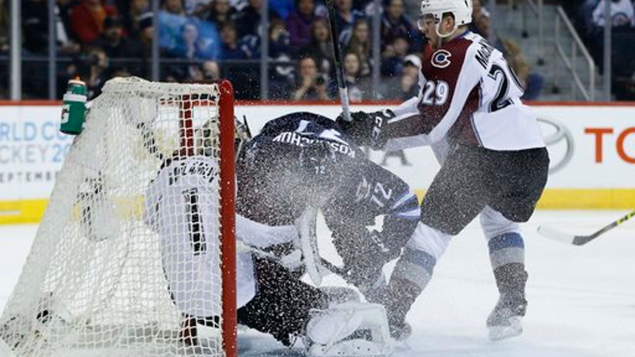 Scheifele extends points streak, Jets beat Avs 3-2