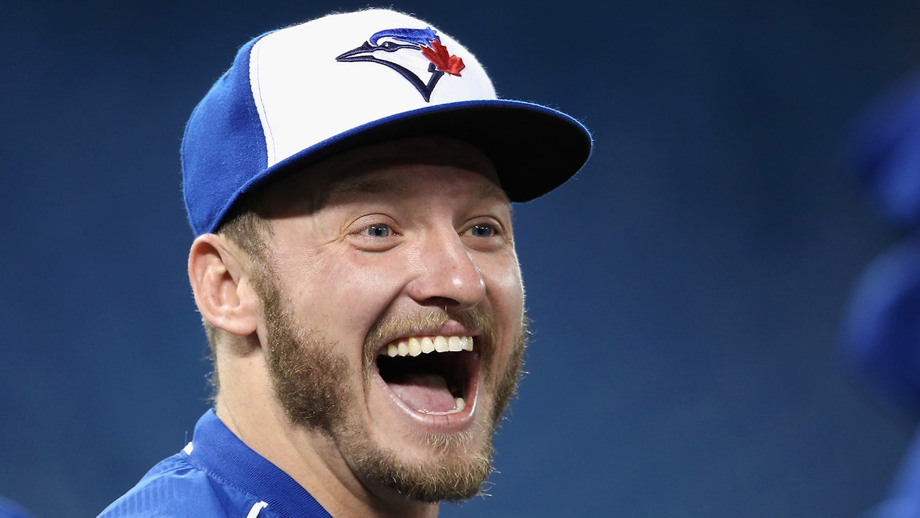 Josh Donaldson sinks putt on live TV while doing interview