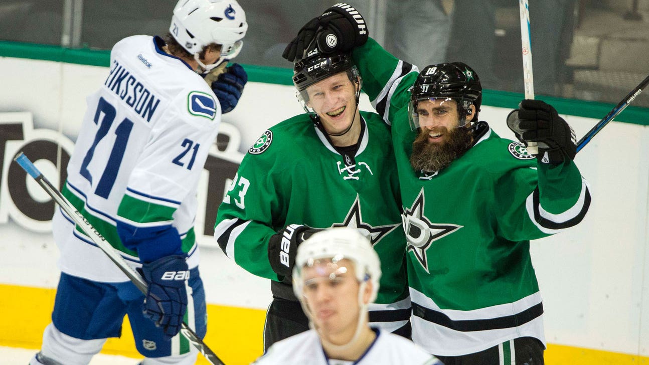 Lindell scores 1st goal, adds assist, Stars beat Canucks 2-1