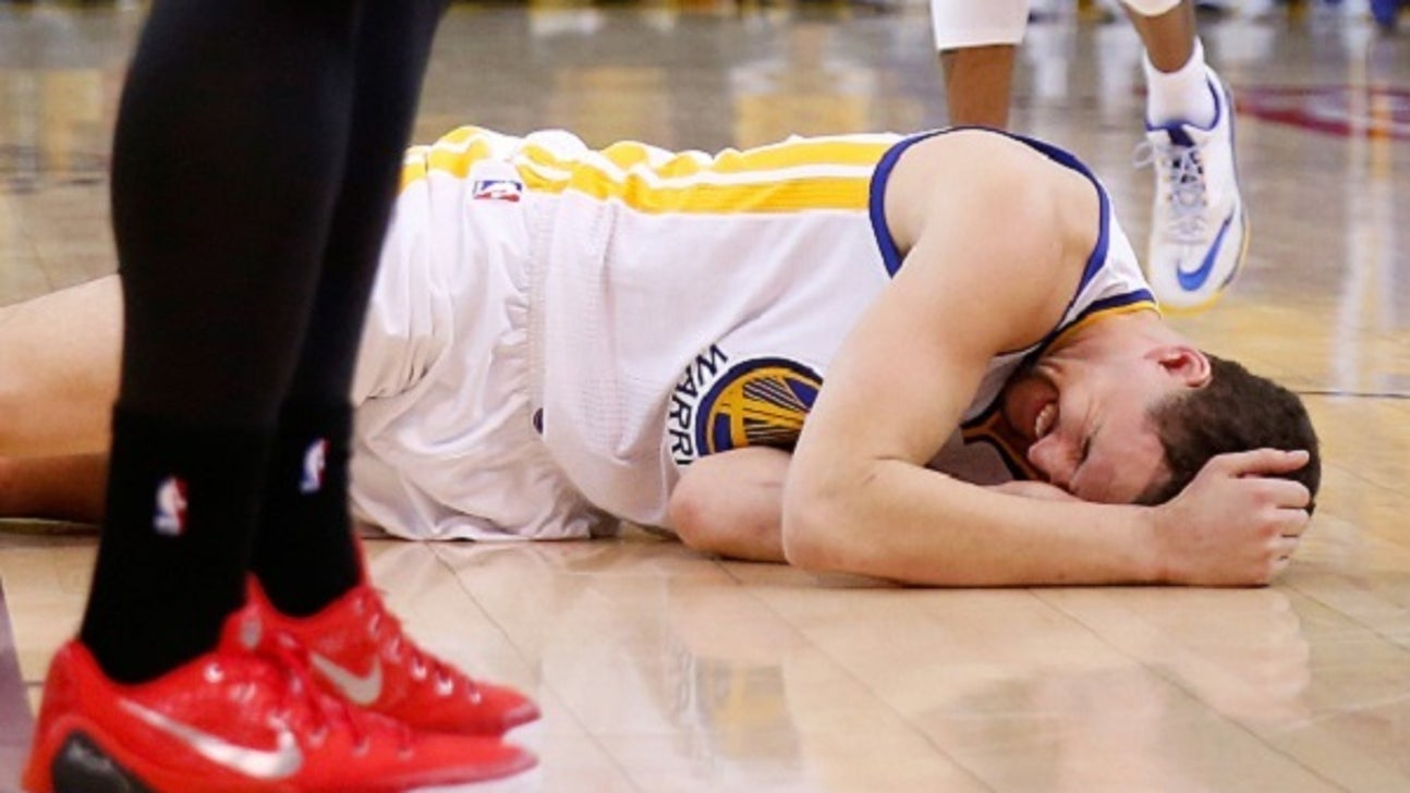 Klay Thompson takes knee to head from Trevor Ariza