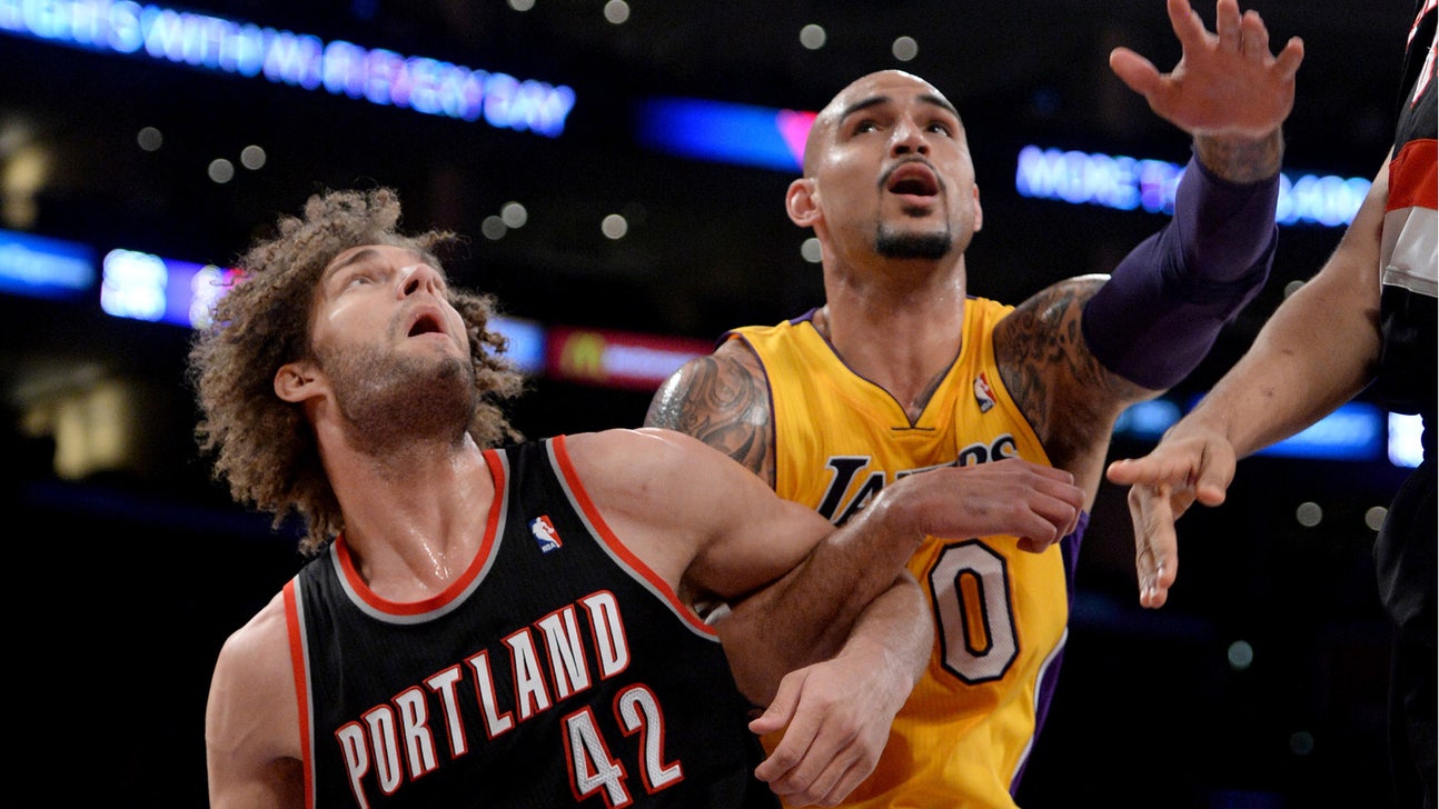 Report: Lakers expected to bring back Robert Sacre