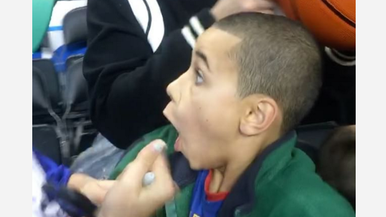 Young fan has adorable reaction to getting Steph Curry's autograph
