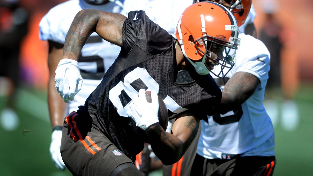 Browns' Terrelle Pryor laughs off wobbly pass, tweaks hamstring