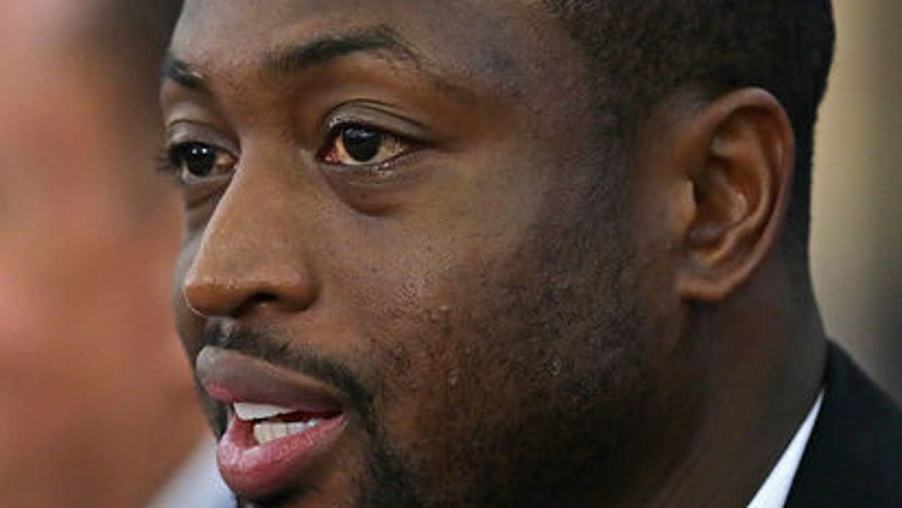 Dwyane Wade bikes with police to promote unity in Miami