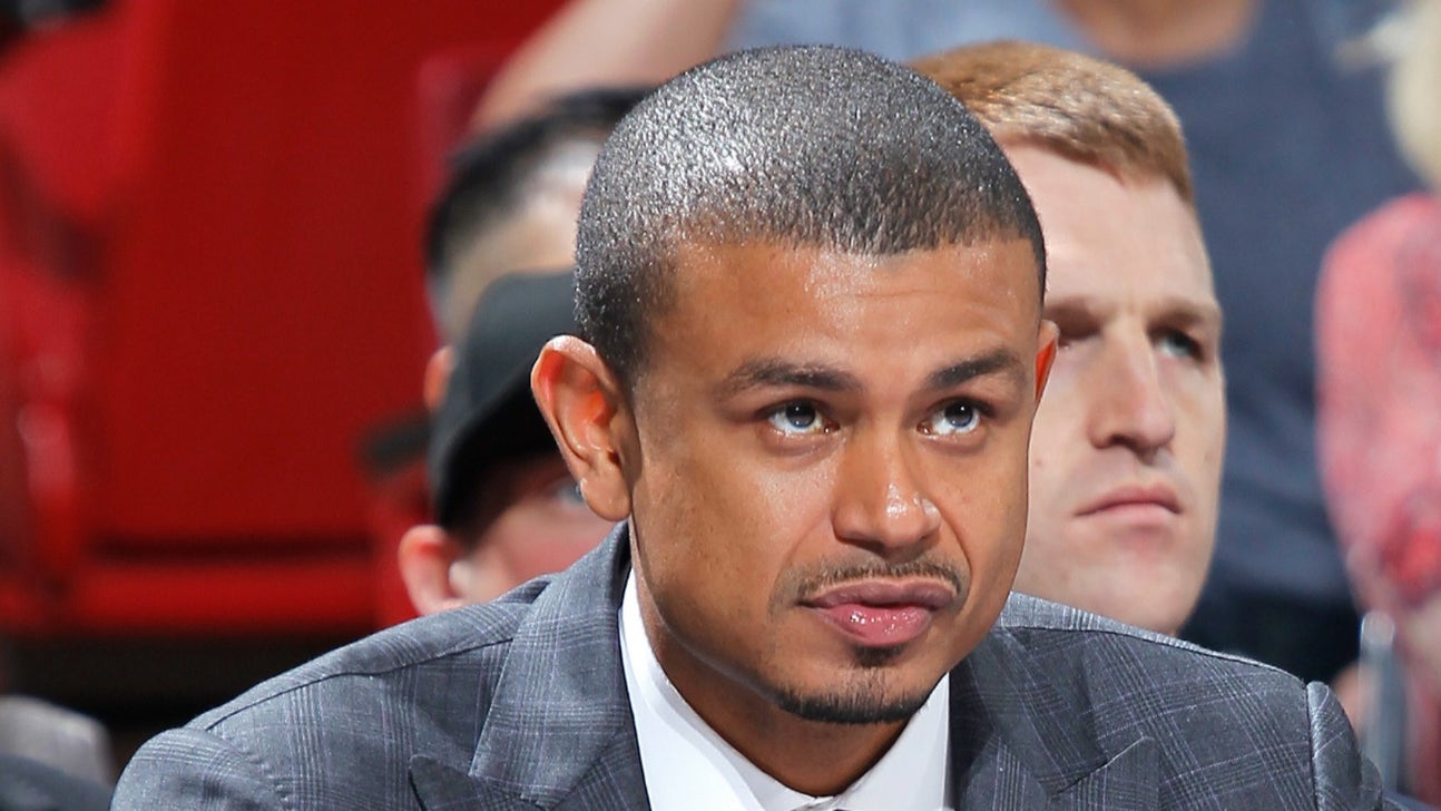 Earl Watson agrees to 3-year deal as Suns head coach, loses interim tag
