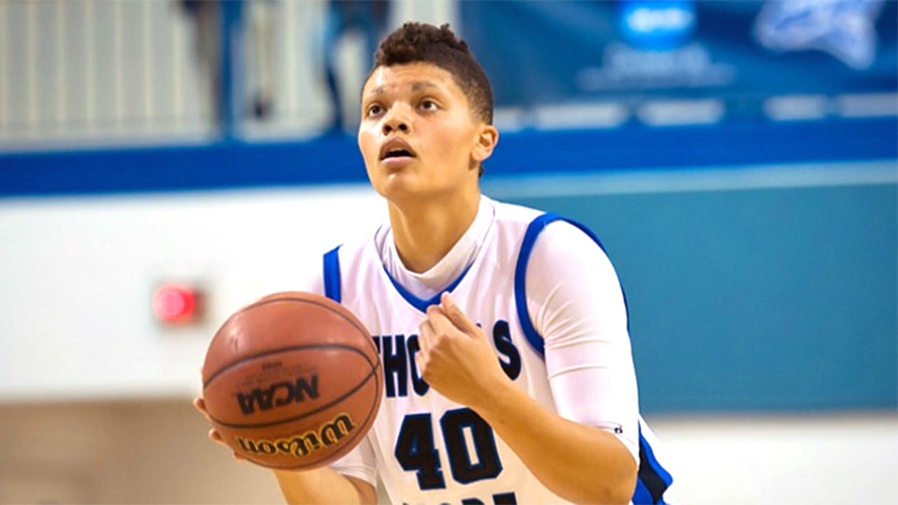 Sydney Moss, daughter of ex-NFL star Randy Moss, sets D-III women's hoops scoring record