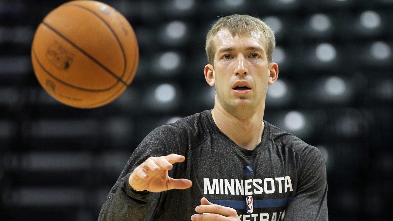 Timberwolves extend qualifying offer to Robbie Hummel