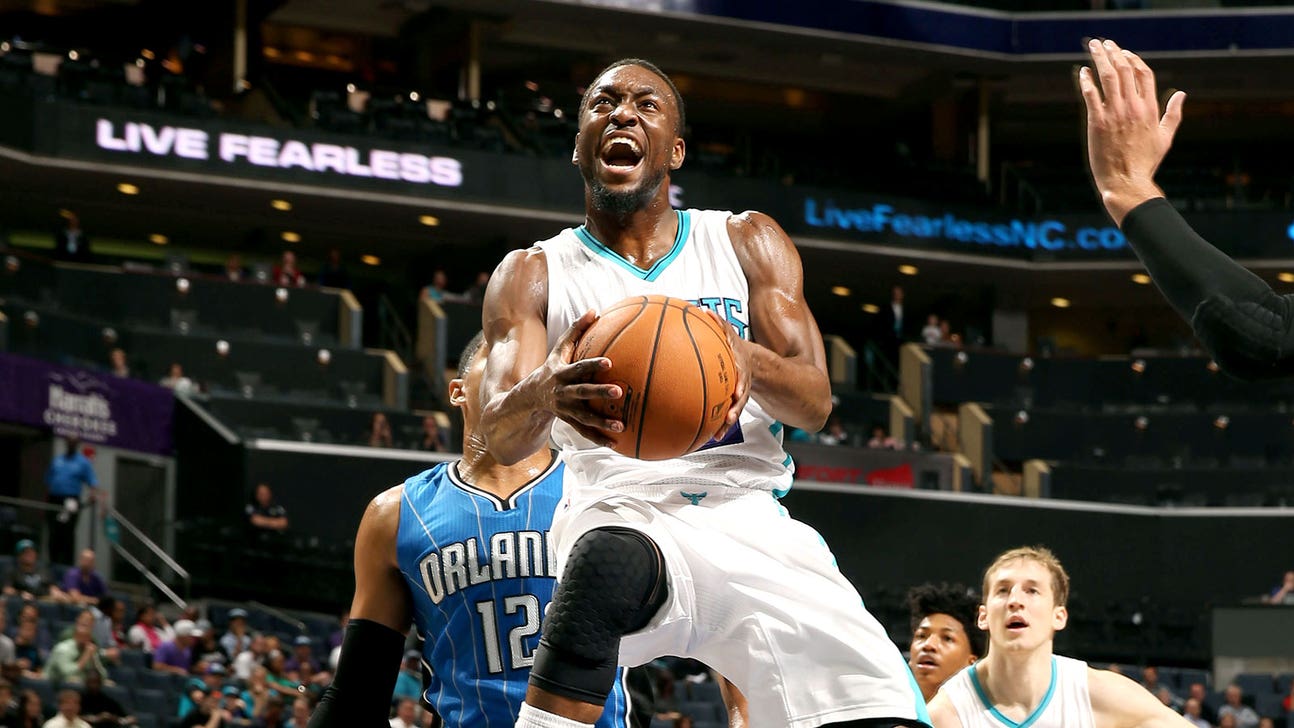 Hornets guard Kemba Walker suffers bruised knee vs. Magic