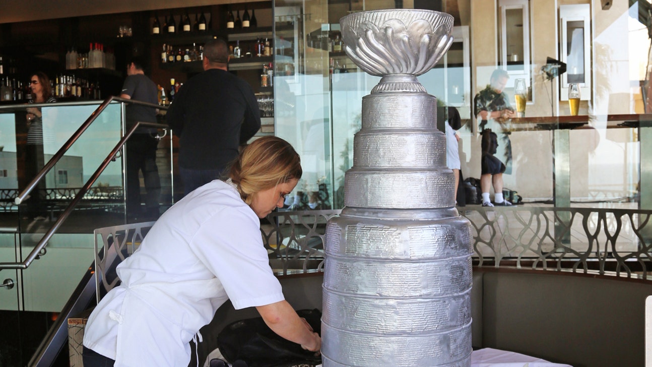 Kings dine on 3-foot, 130-pound Stanley Cup cake