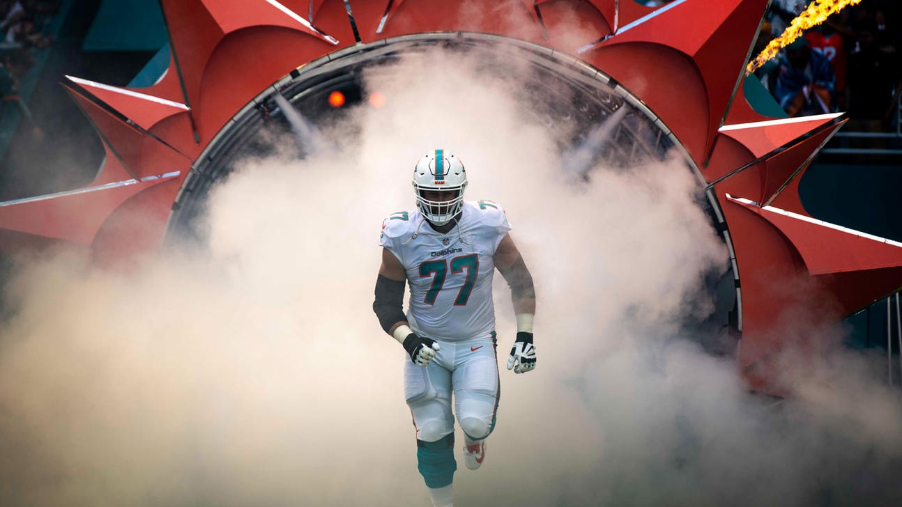 Dolphins versatile offensive lineman Jesse Davis signs extension through 2022