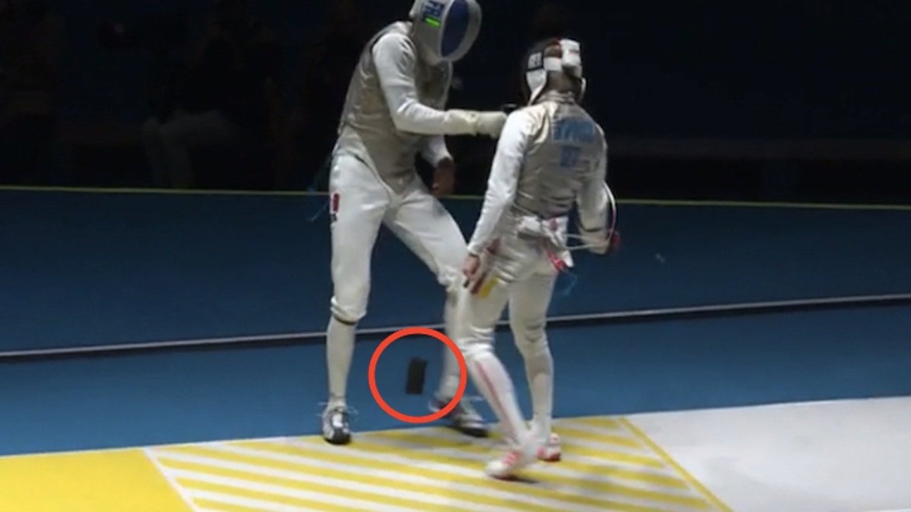 French fencer loses his cell phone in the middle of a bout