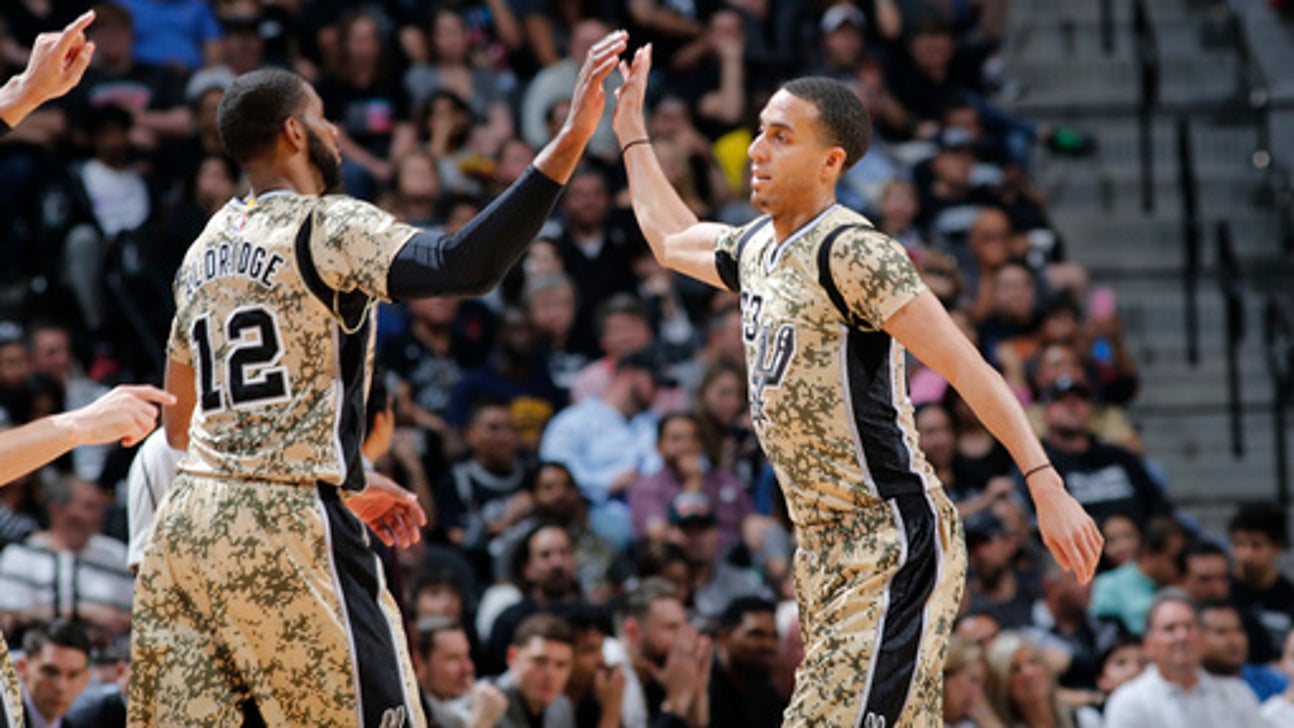 Leonard ties career high as Spurs win No. 60, stay perfect at home