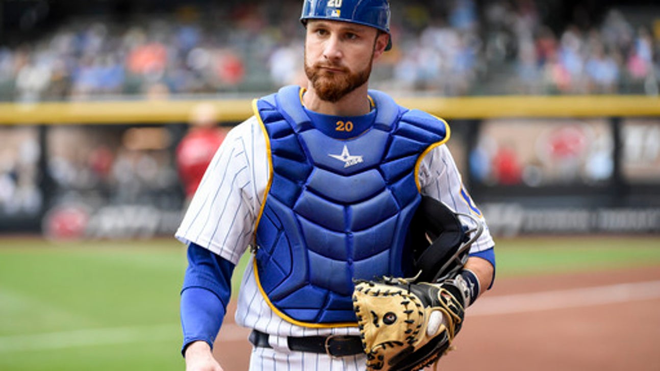 Lucoy dealt from Brewers to Rangers