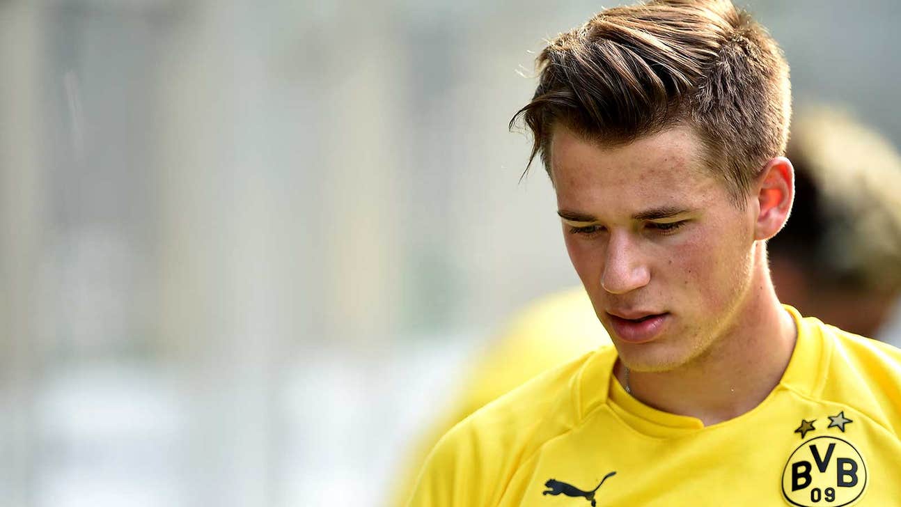 Borussia Dortmund's Erik Durm out for six weeks after knee surgery