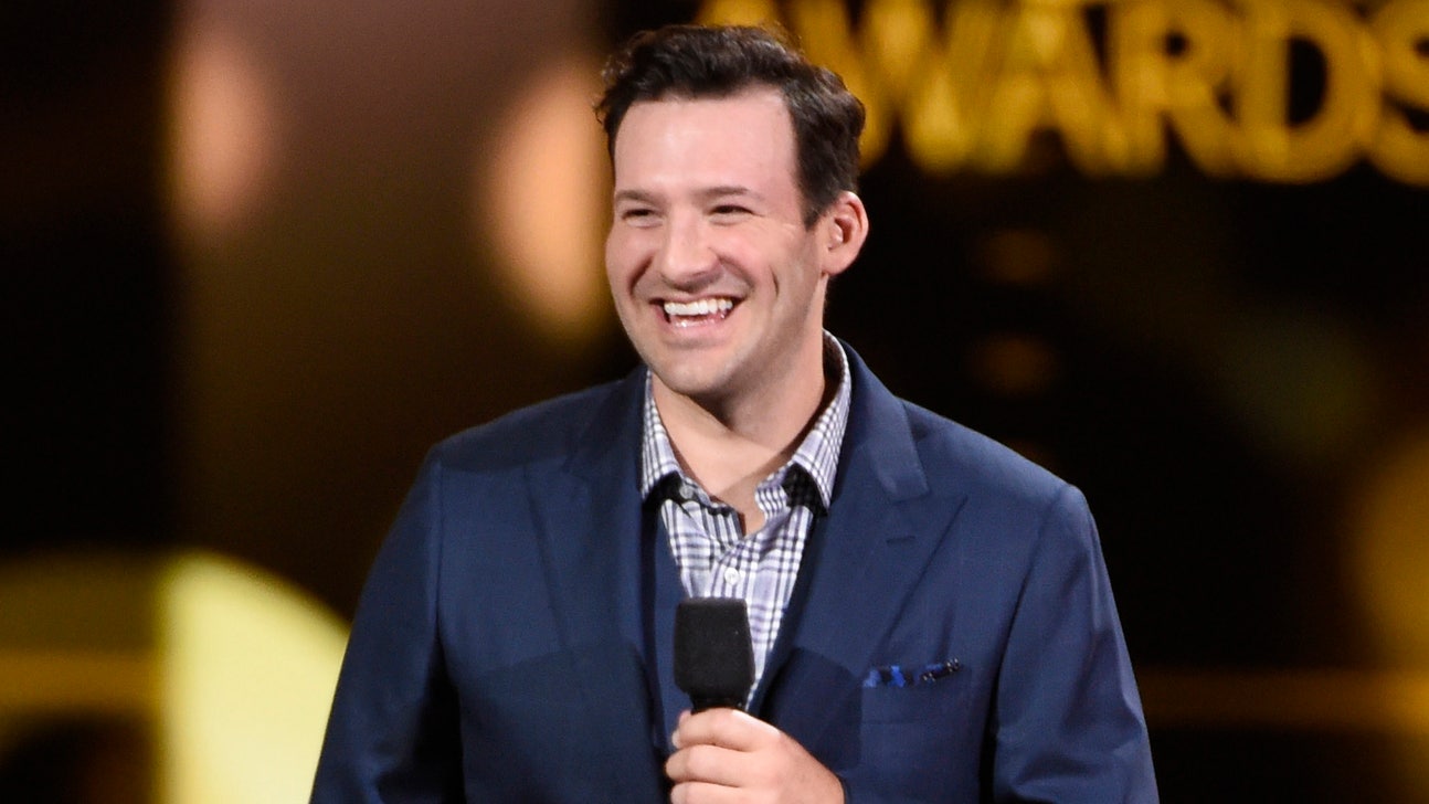 Tony Romo makes appearance at ACM Awards