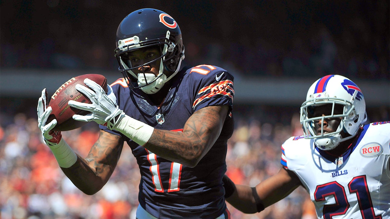 Minor shoulder injury can't keep Jeffery out of practice -- at first