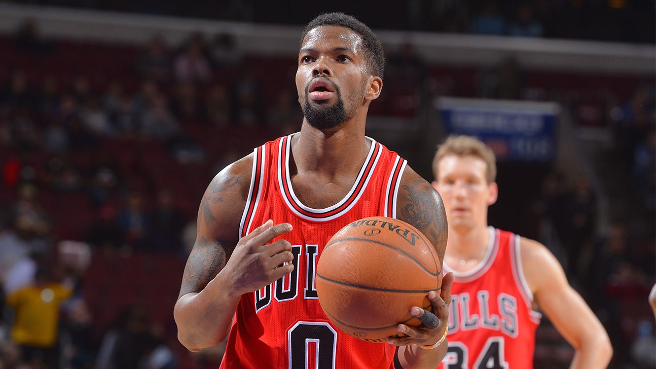 Refs eject Aaron Brooks for yelling 'And one' after basket