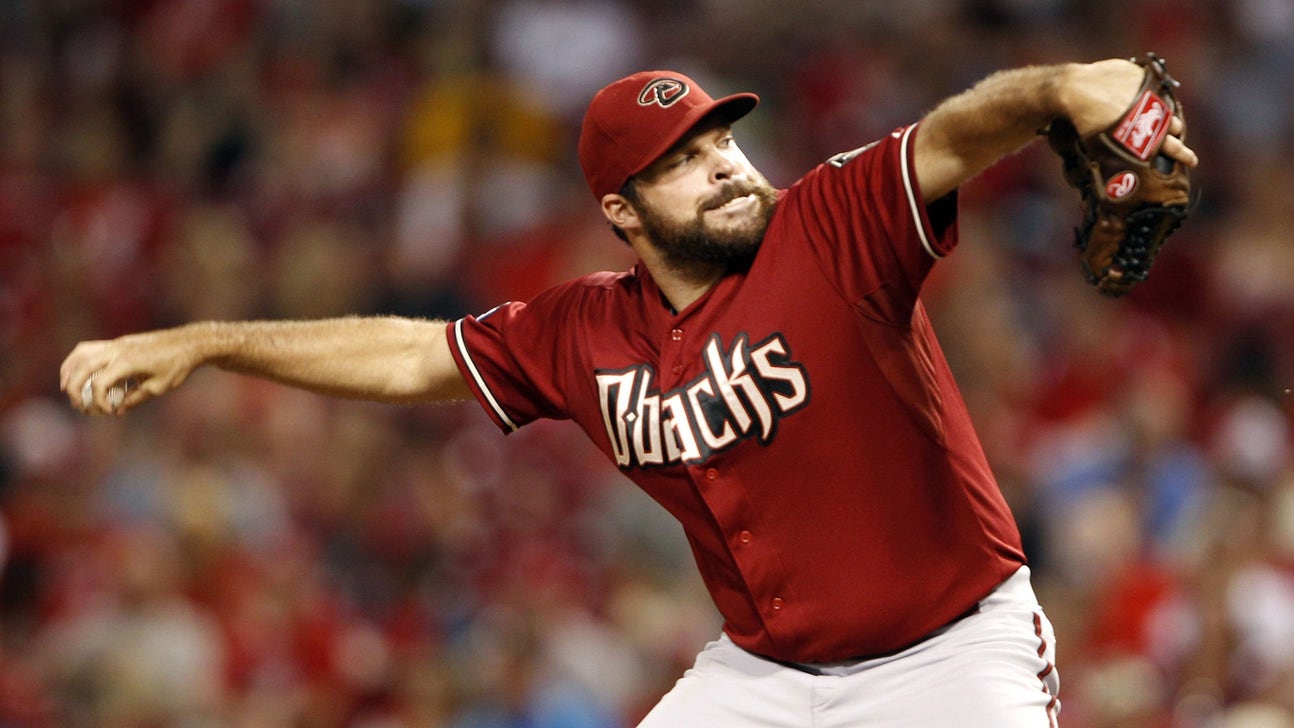 D-backs, Collmenter avoid arbitration with 2-year deal