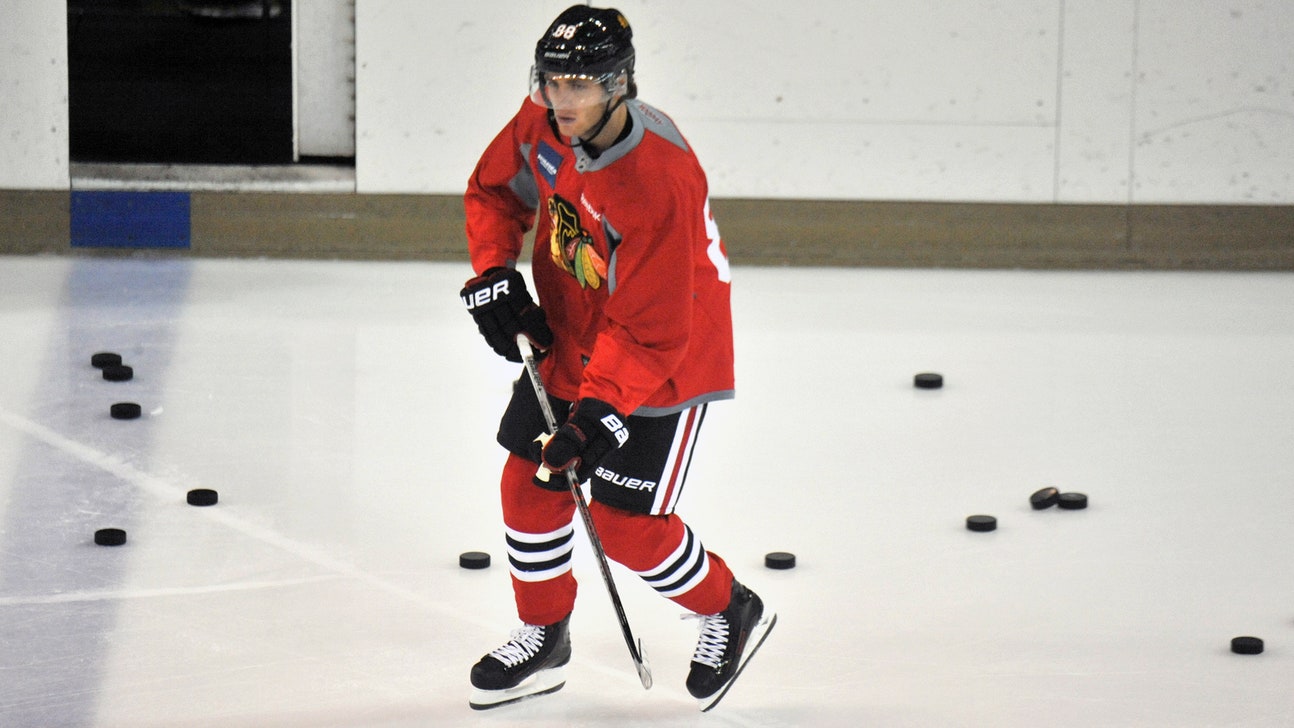 Patrick Kane gets warm reception at Blackhawks camp