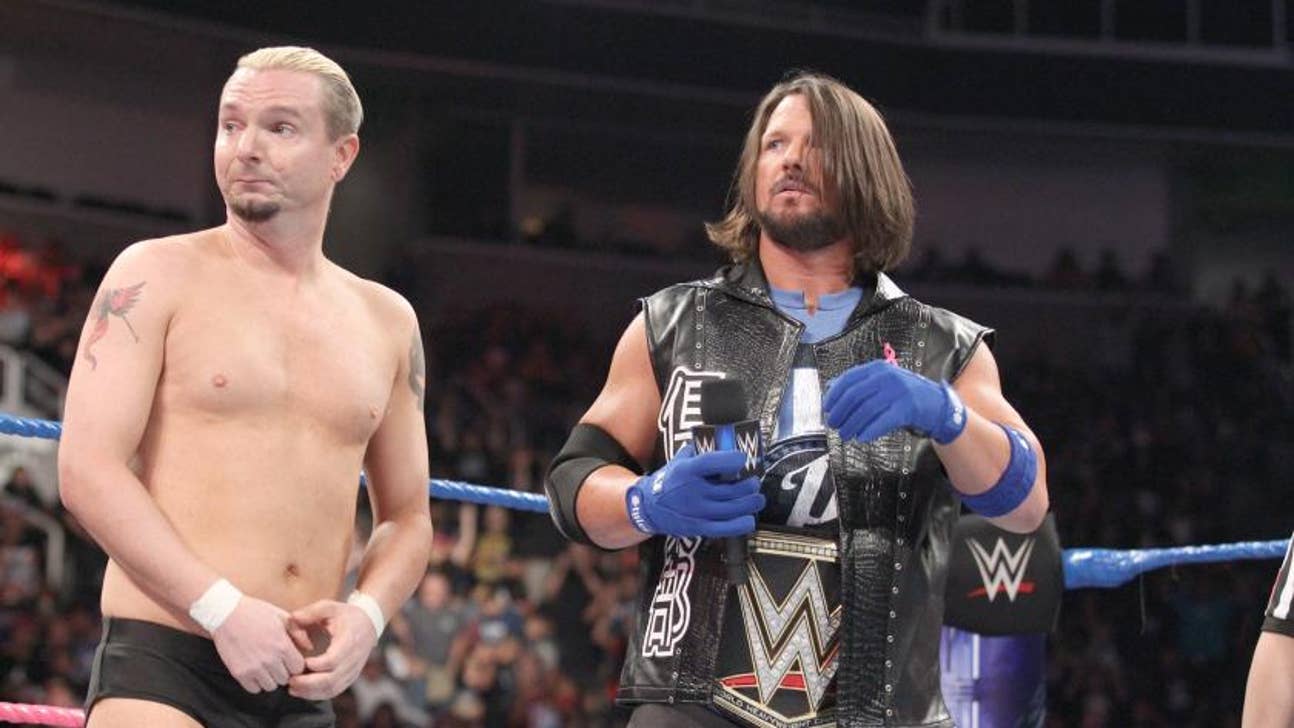 WWE TLC 2016: James Ellsworth Turns on Dean Ambrose (Video)