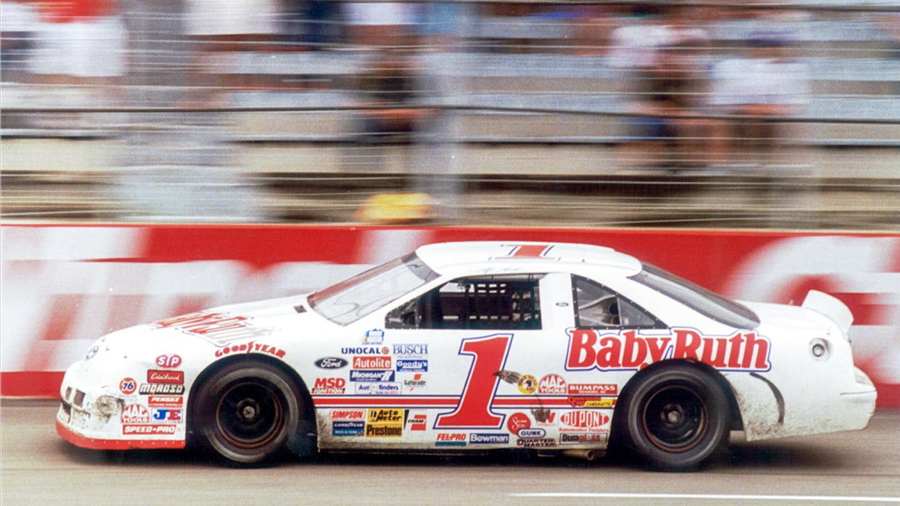 1993年 ウィンドストーン・エディション ベロシラプター エッグラプター Old Jeff Gordon car - a Ford - to cross block at Barrett-Jackson