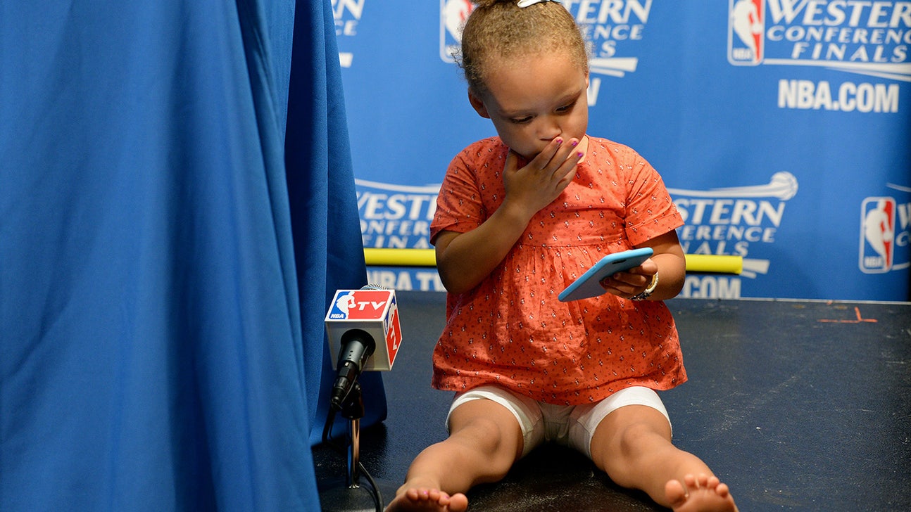 Stephen Curry shares photo of newborn daughter Ryan