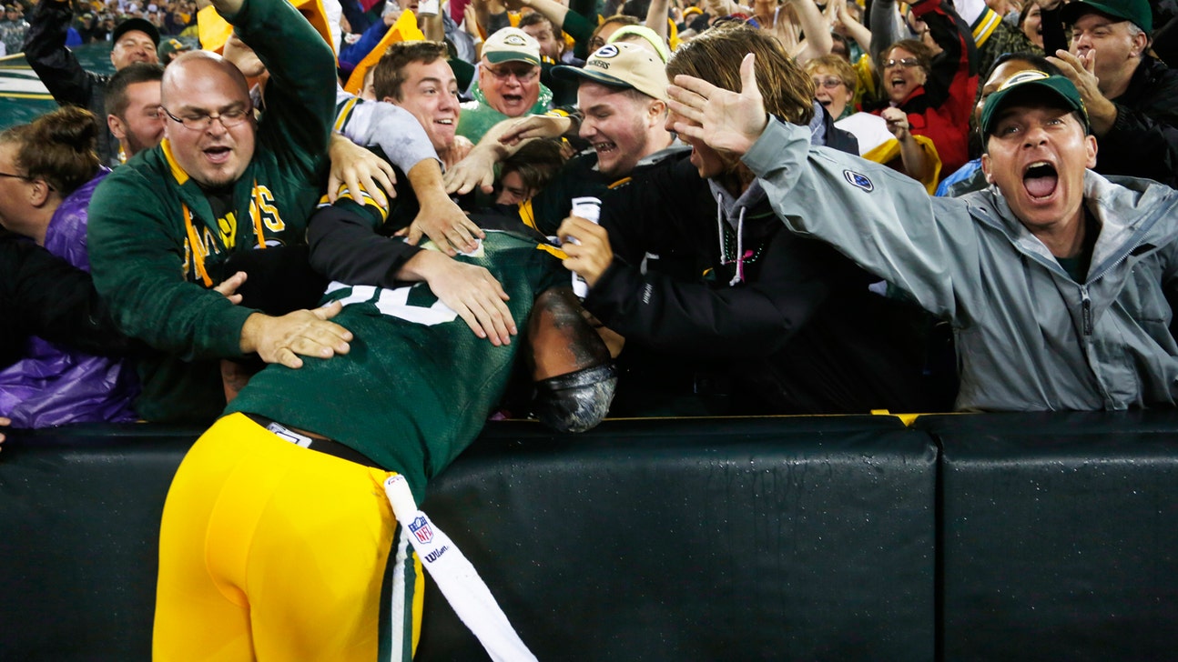 Peppers almost forgets Lambeau Leap after making NFL history