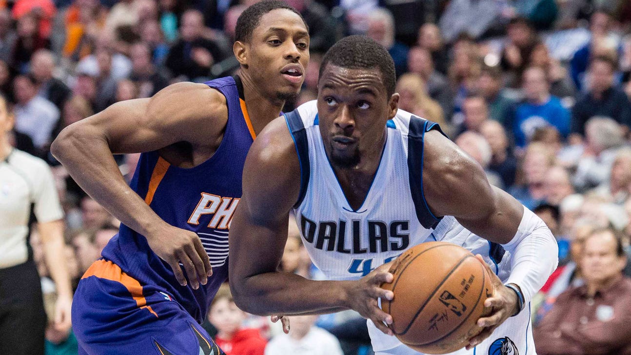 Suns pull away late from Mavericks, 102-95