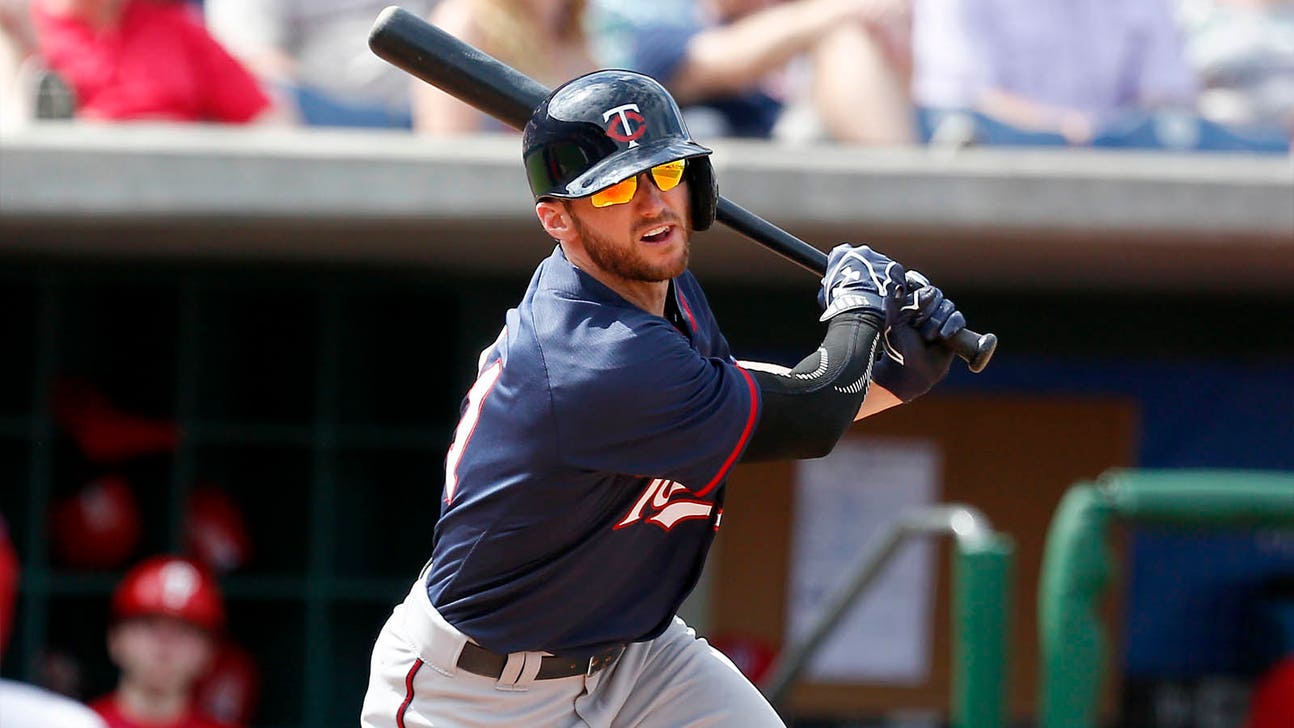 Yankees fan robs Twins' Robinson from catch in stands