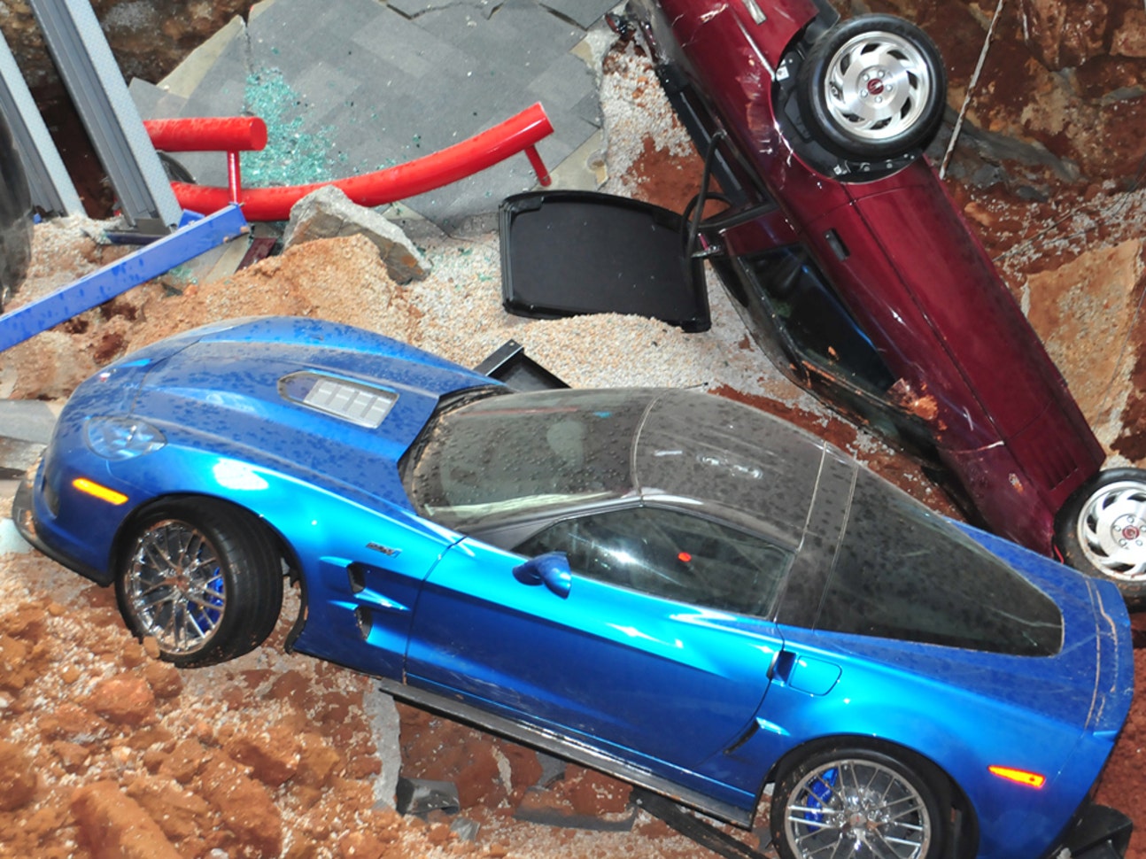 4bc3dd67-motor_sinkhole2.jpg?