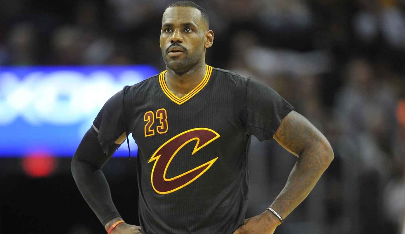 Cleveland Cavaliers: LeBron James rips jersey sleeves during game