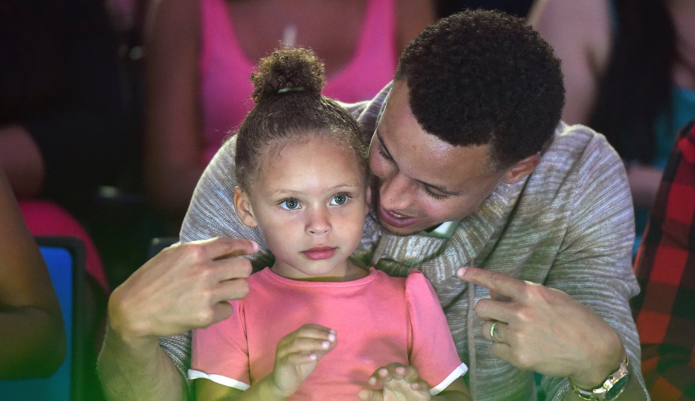 Little Golden State Warriors fans fall in love with Riley Curry - ABC7 San  Francisco