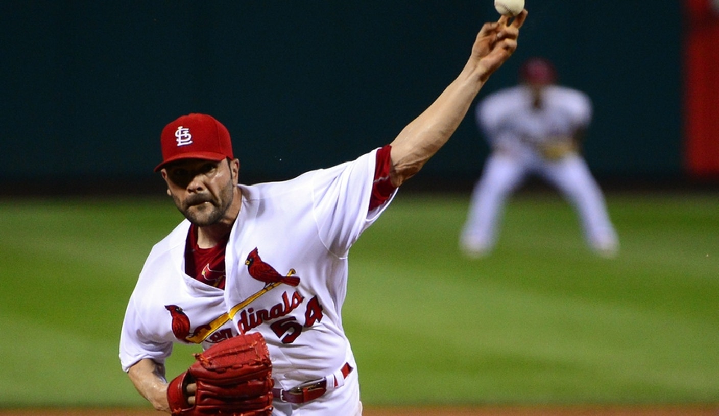 New St. Louis Cardinals starting pitcher John Smoltz (C) walks in