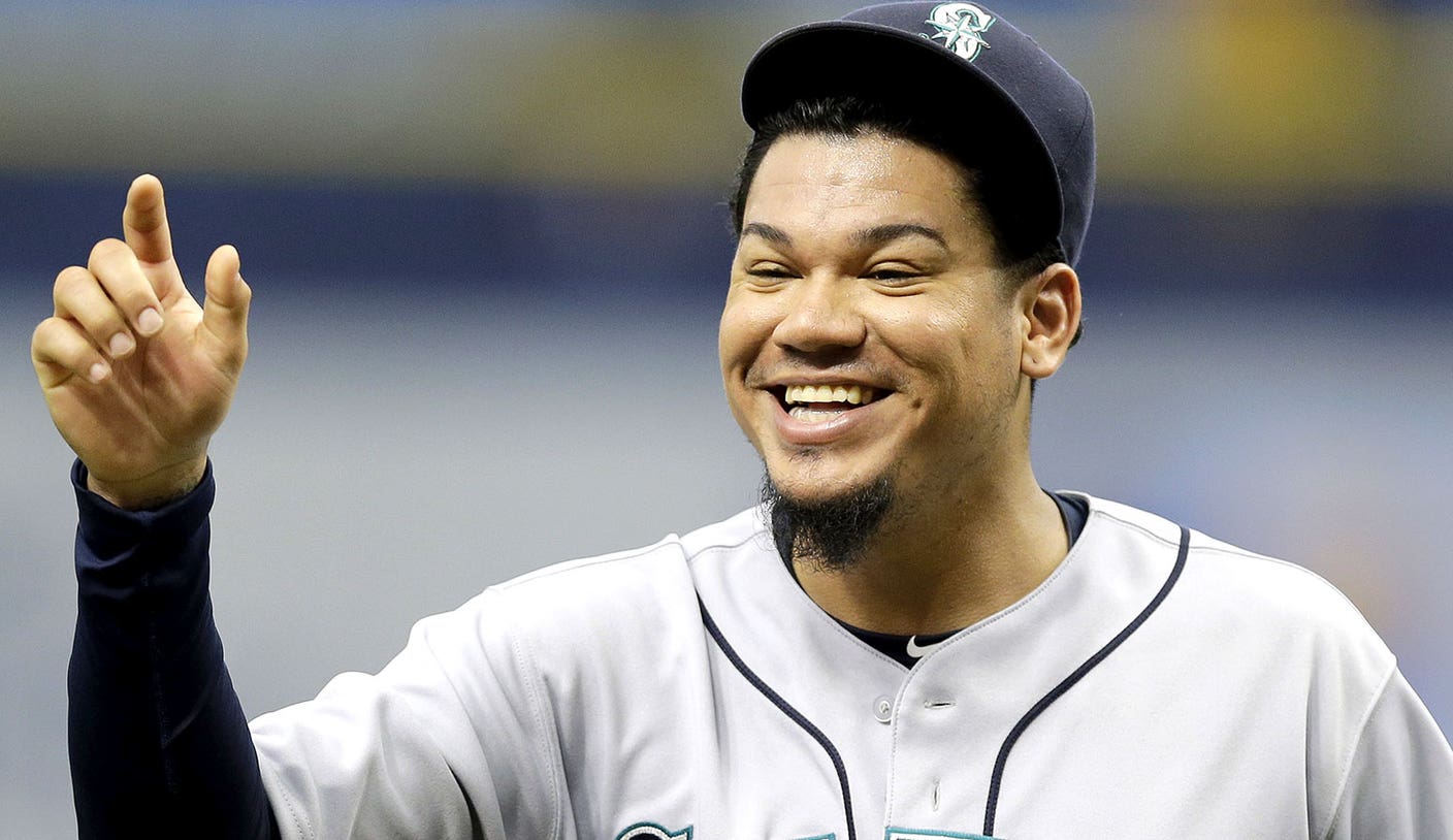 Mariners pitcher Felix Hernandez's son picks up a reporter's voice recorder  and interviews dad
