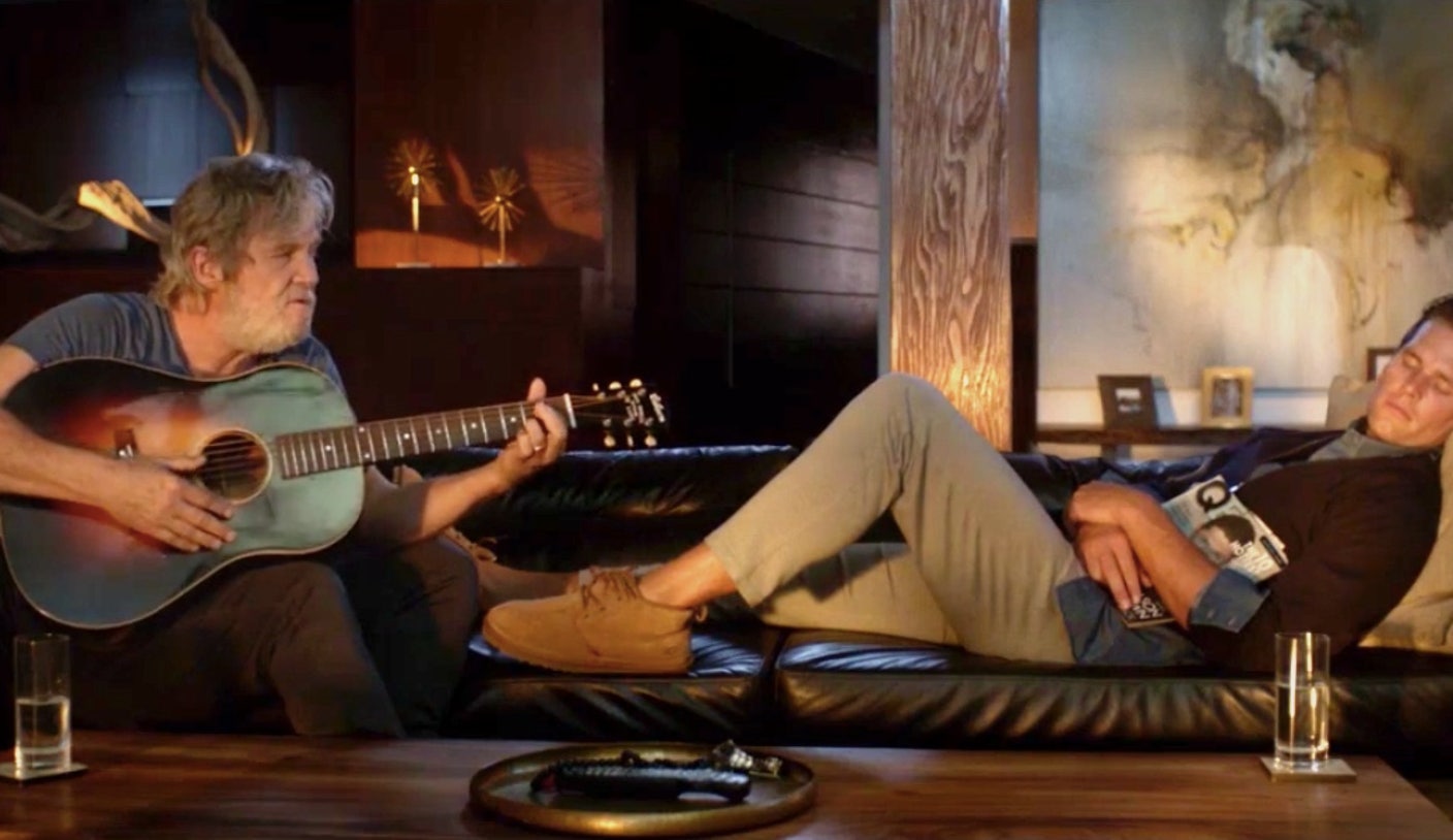 Jeff Bridges serenades a sleeping Tom Brady in bizarre new UGG