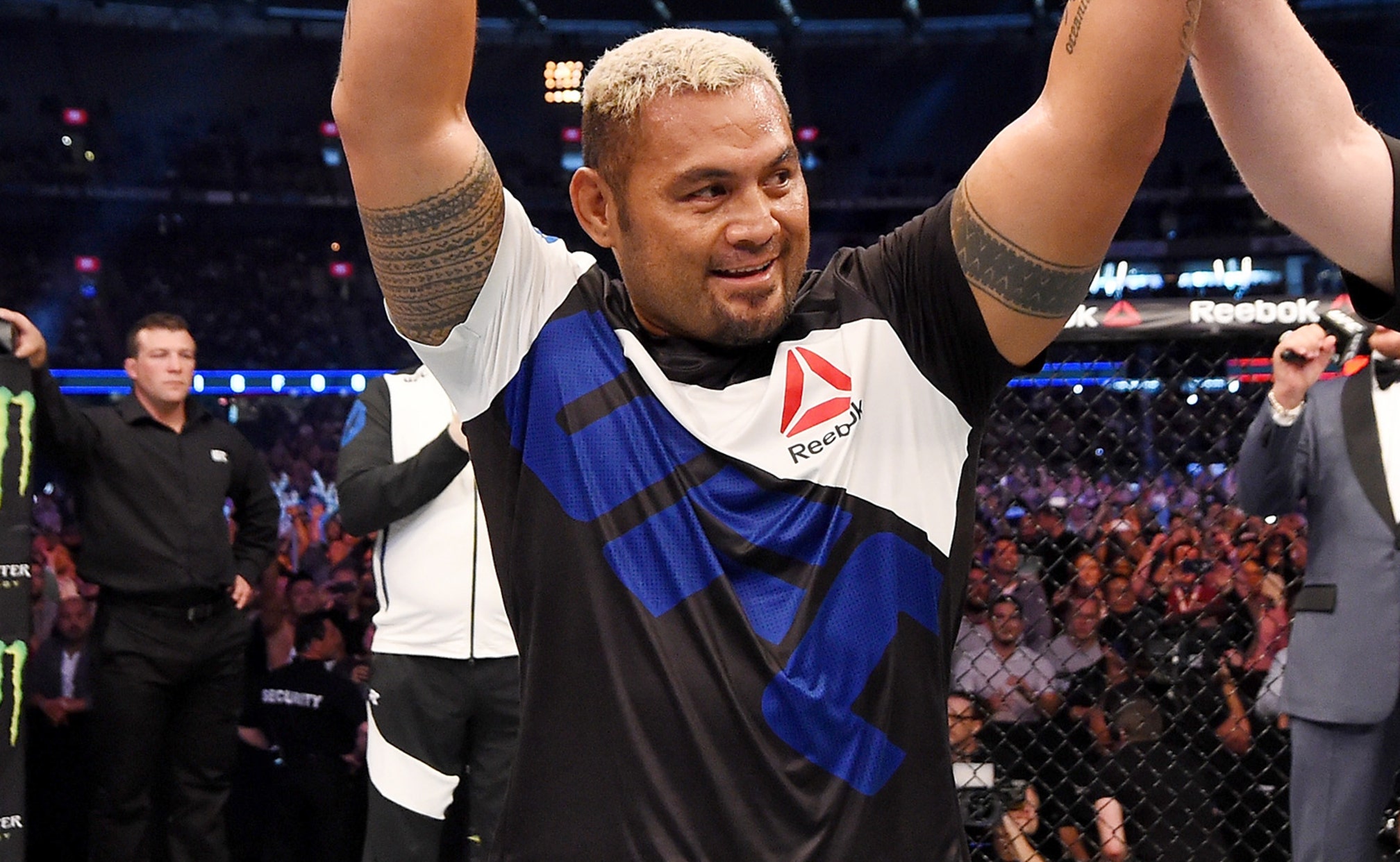 Heavyweight contender Mark Hunt signs new multimillion dollar contract with UFC FOX Sports